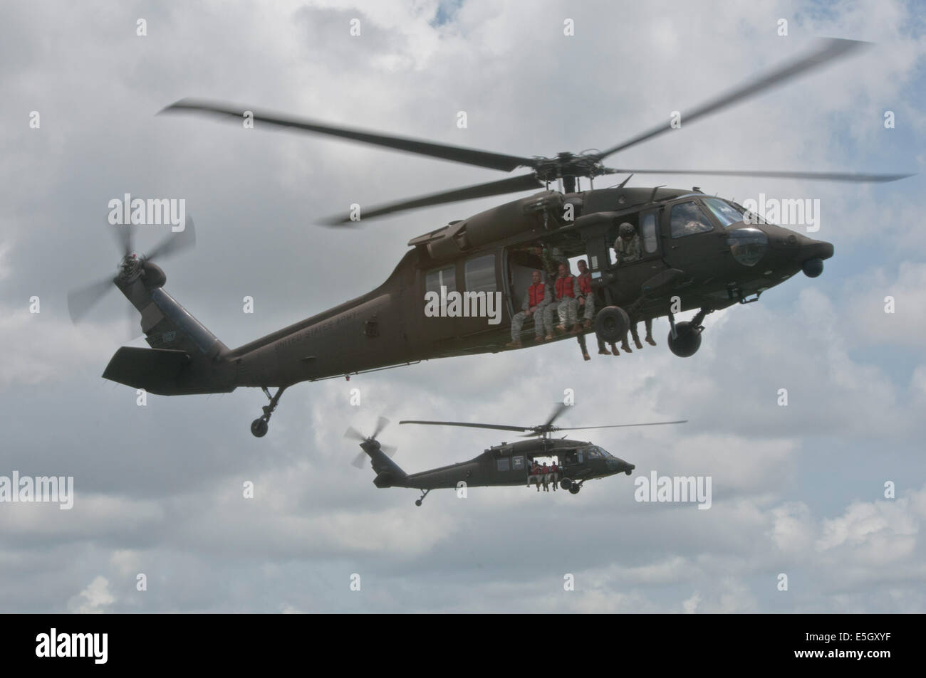 Stati Uniti Esercito UH-60 Black Hawk elicotteri assegnati al 5° Battaglione, 159Aviation reggimento di soldati di trasporto con la 365a Foto Stock