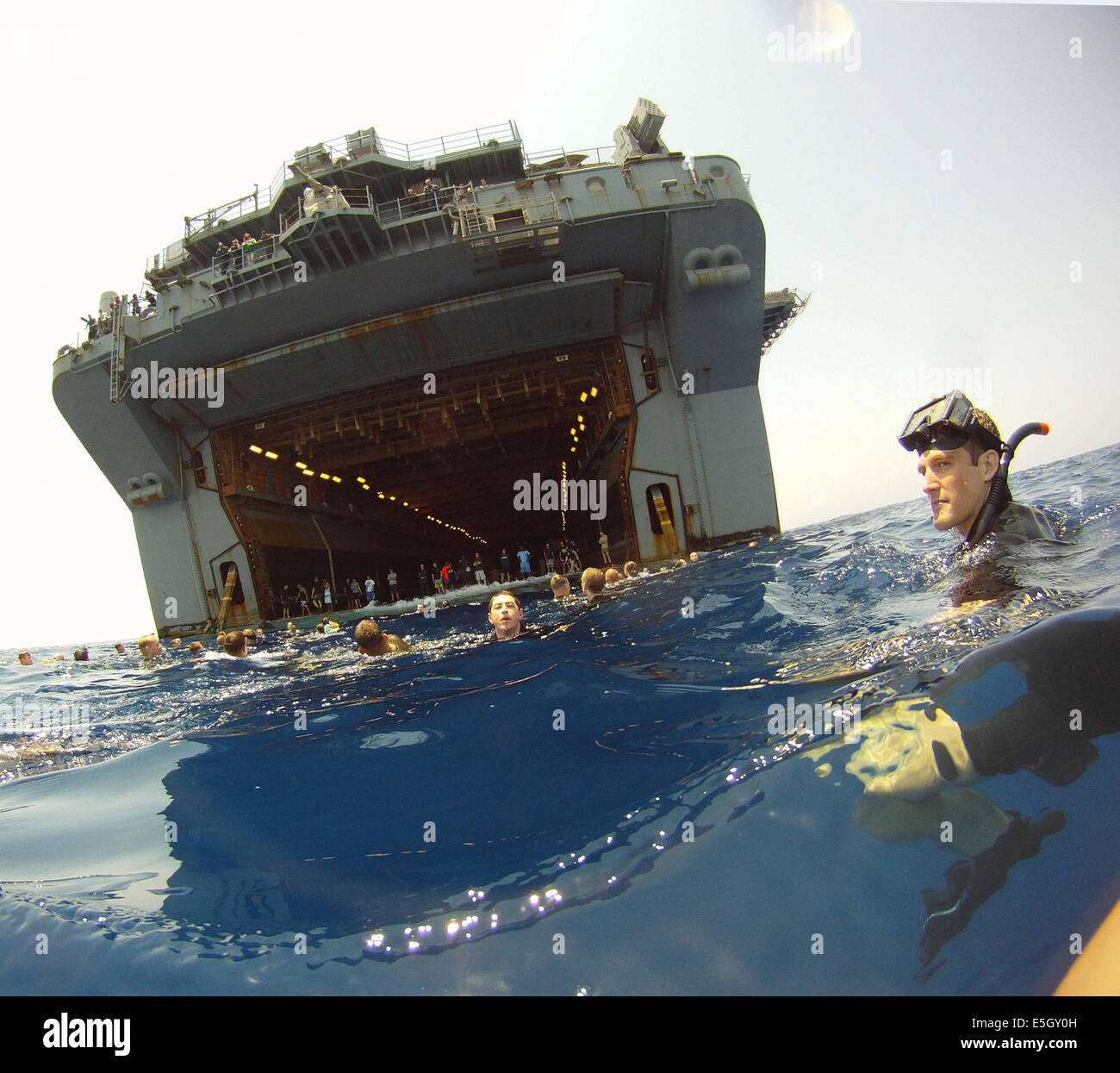 Stati Uniti Marinai e Marines assegnato all'assalto anfibio nave USS Bataan (LHD 5) partecipano a una nuotata chiamata nel Mediterra Foto Stock