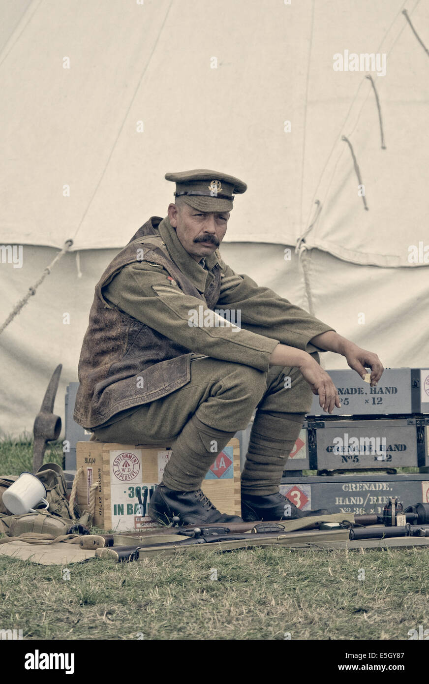 Caporale del Middlesex Regiment (Duca di Cambridge la propria) Die Hards si siede con scatole di reparto guerra bombe a mano Foto Stock
