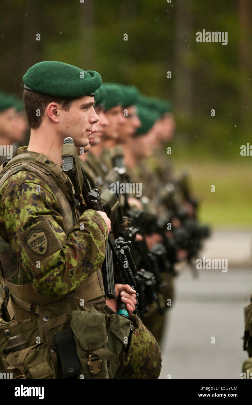 Soldati estoni stand in formazione durante una cerimonia di benvenuto U.S. Paracadutisti dell'esercito con Bravo truppa, 1° Stormo, 91C Foto Stock