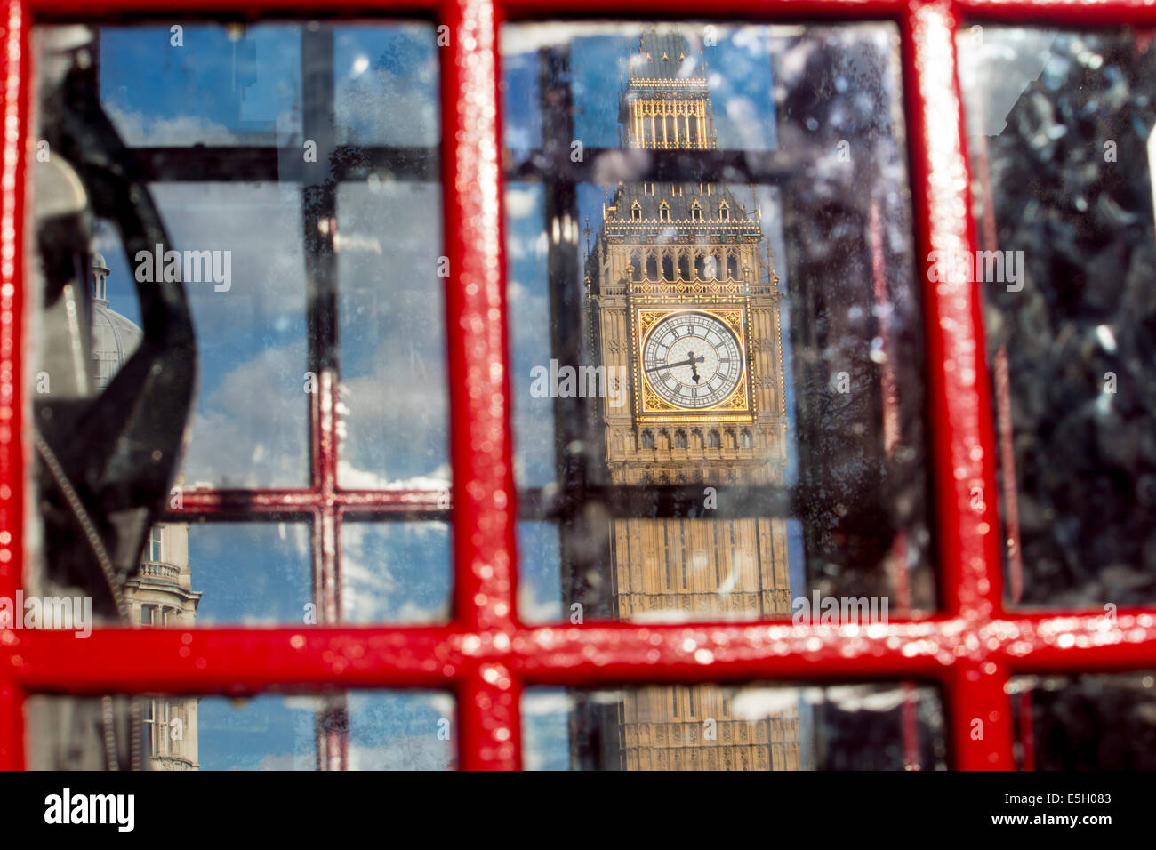Big Ben Clock Tower del case del Parlamento visto attraverso le finestre del tradizionale rosso nella casella Telefono Londra Inghilterra REGNO UNITO Foto Stock