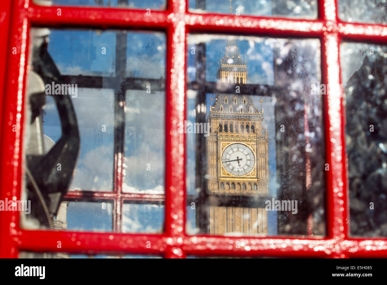 Big Ben Clock Tower del case del Parlamento visto attraverso le finestre del tradizionale rosso nella casella Telefono Londra Inghilterra REGNO UNITO Foto Stock