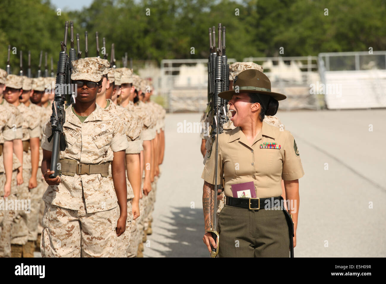 Stati Uniti Marine Corps Staff Sgt. Caroline Chavez, un trapano senior istruttore assegnato al plotone 4023, Novembre Company, 4a reclutare Foto Stock