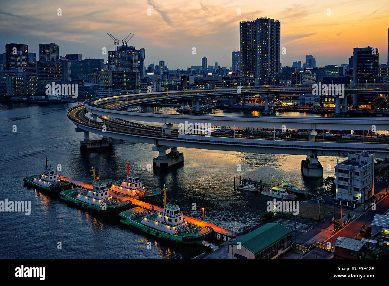 Il Loop-linea del Rainbow Bridge, Tokyo, Giappone. Foto Stock