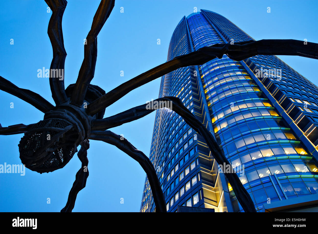 Mori Tower e crociera scultura, quartiere Roppongi, Tokyo, Giappone. Foto Stock