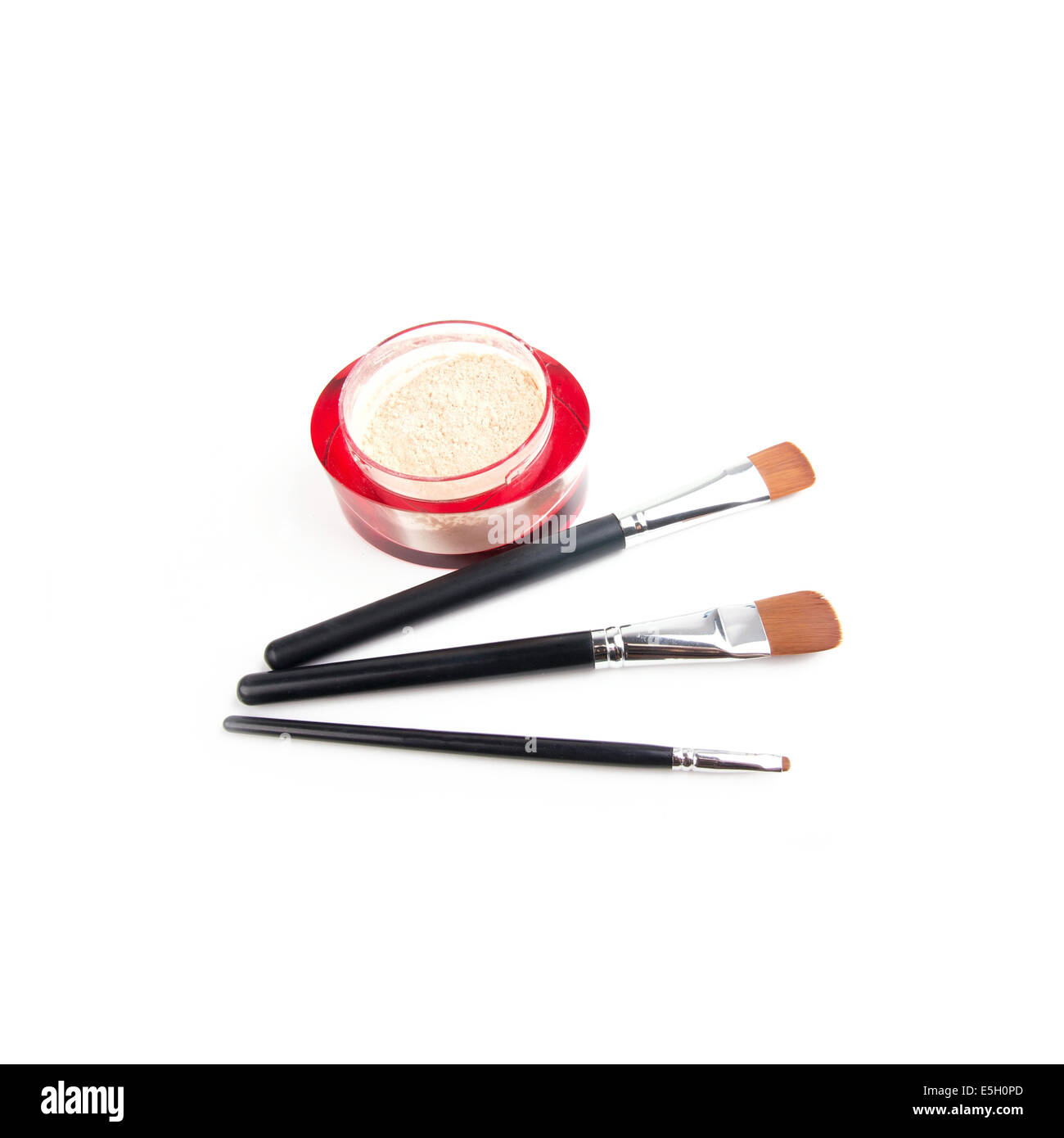 Chiuso fino a polvere con tre make-up pennello isolato su bianco Foto Stock