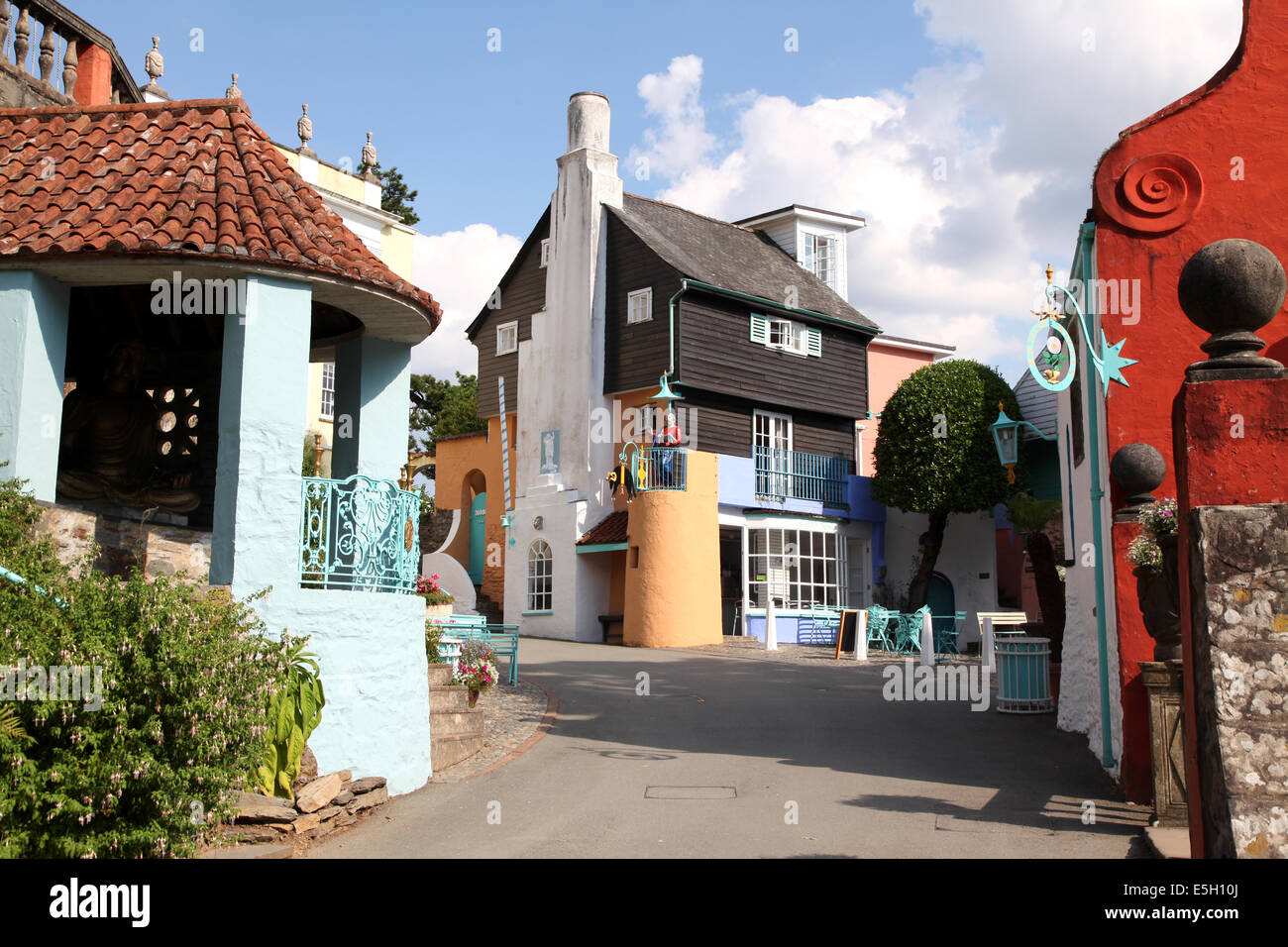 Un fantasy village sul Parco Nazionale di Snowdonia coast Foto Stock