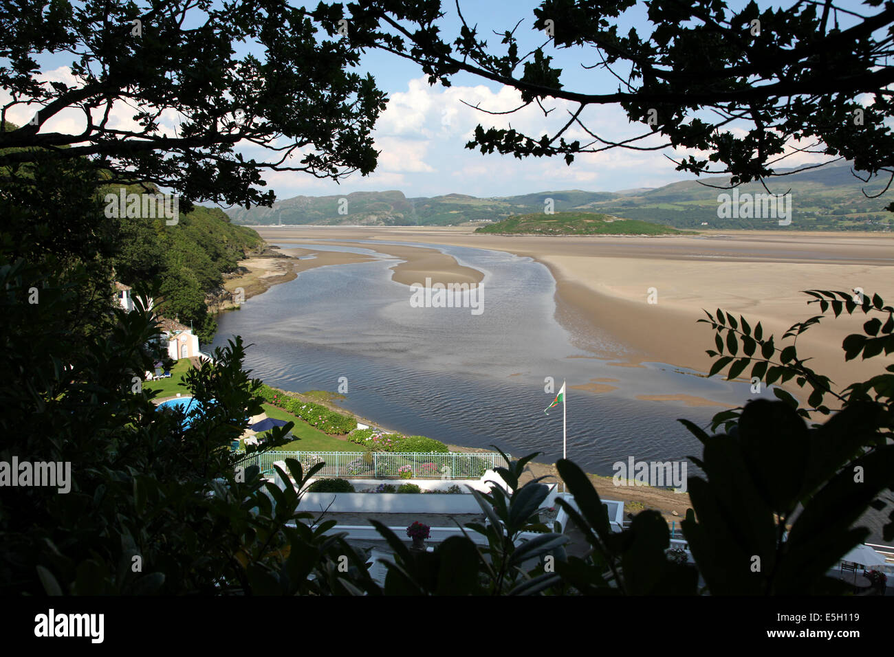 Bassa marea a Port Meirion su una scintillante serata estiva Foto Stock