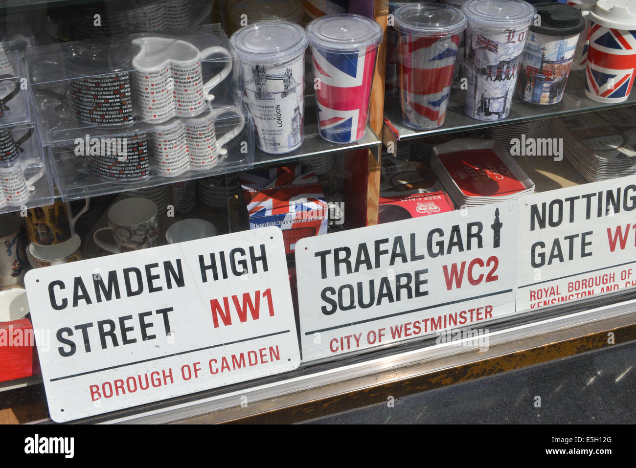 London Tourist shop street segni tazze Unione jack Foto Stock