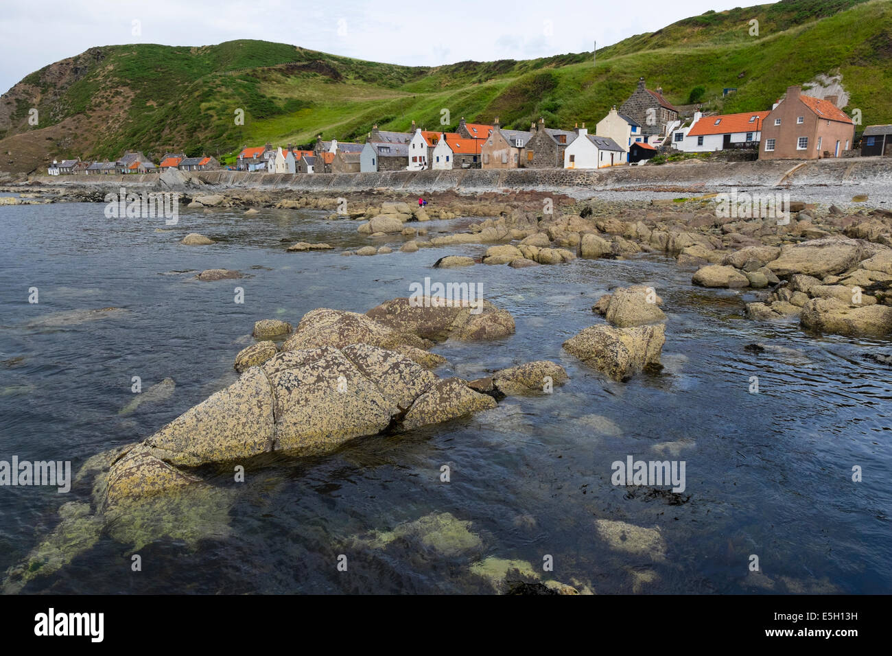 Vista del piccolo villaggio di Crovie sulla costa di Aberdeenshire in Scozia Foto Stock