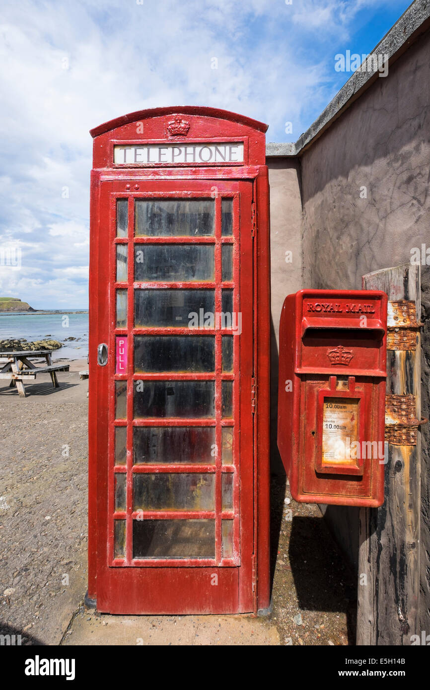 'Red telefono nella casella Pennan villaggio sulla costa in Aberdeenshire in Scozia Foto Stock