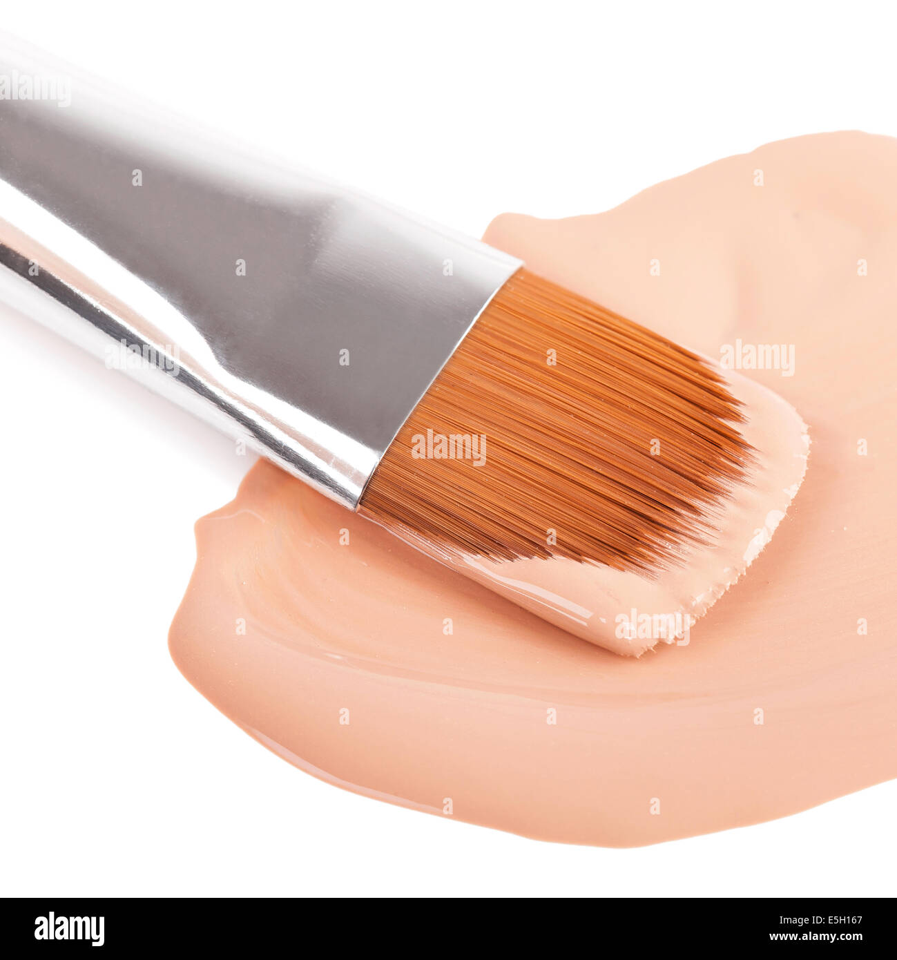 Make-up neilon spazzola con foundation, primo piano su bianco Foto Stock