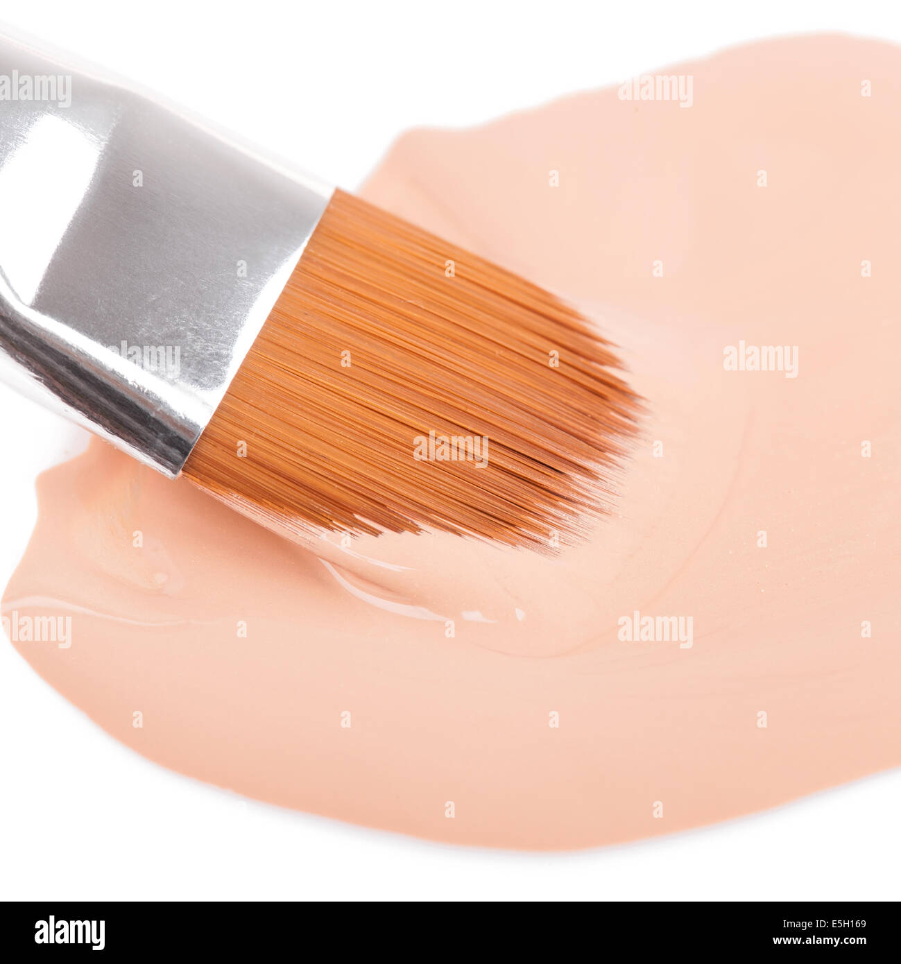 Make-up neilon spazzola con foundation, primo piano su bianco Foto Stock