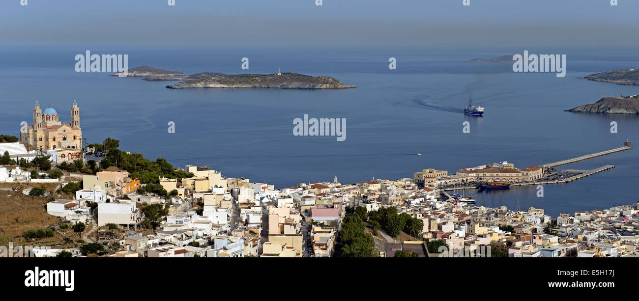 Vista dal di sopra della città di Ermoupoli- il capitale delle Cicladi-, in Syros Island, il mare Egeo, Grecia Foto Stock