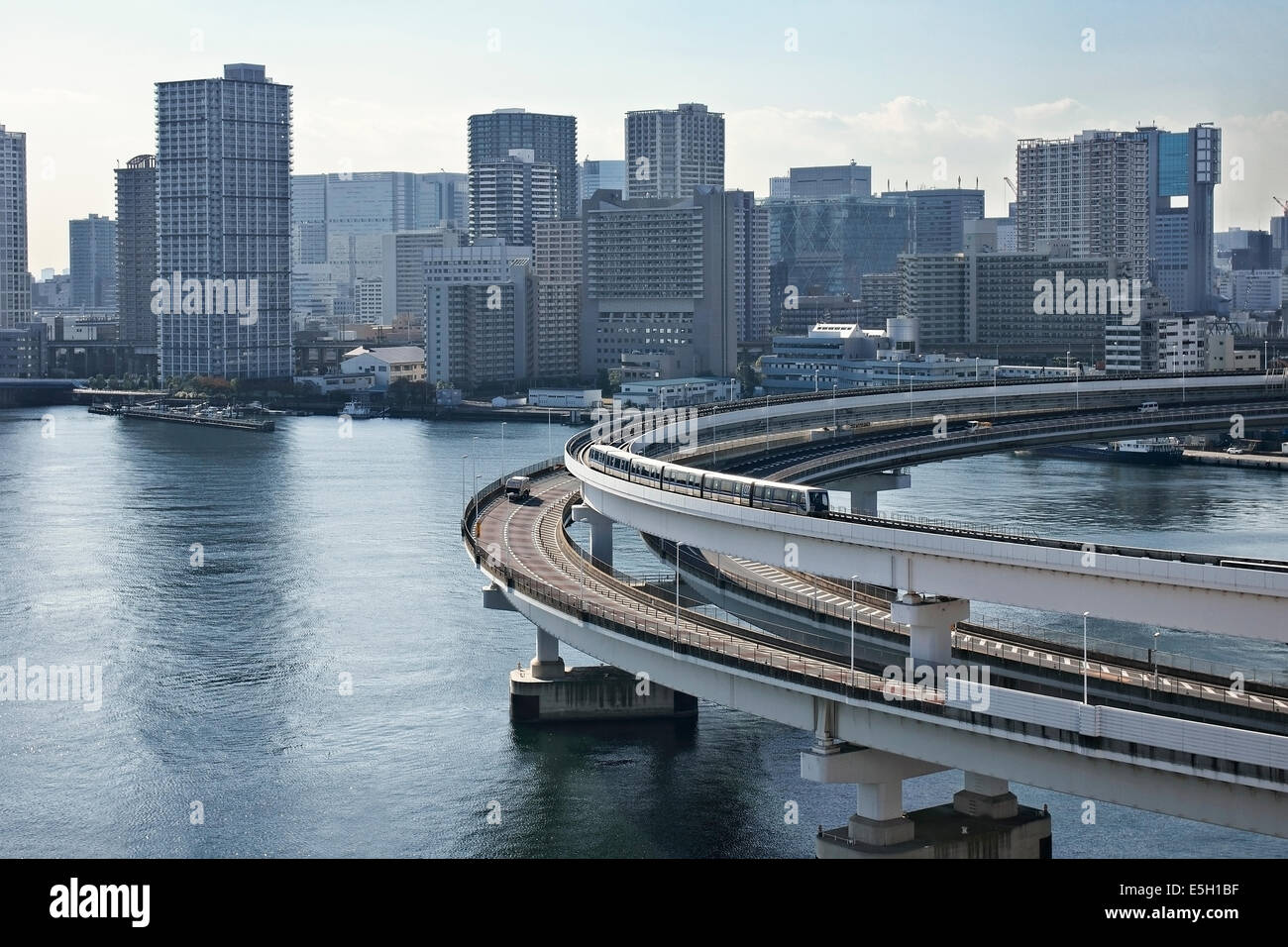 Il Loop-linea del Rainbow Bridge, Tokyo, Giappone. Foto Stock