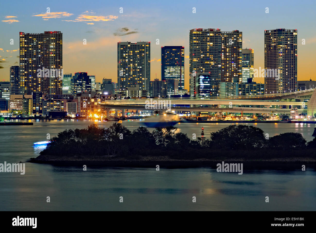 Tramonto da Odaiba, presso Tokyo, Giappone. Foto Stock