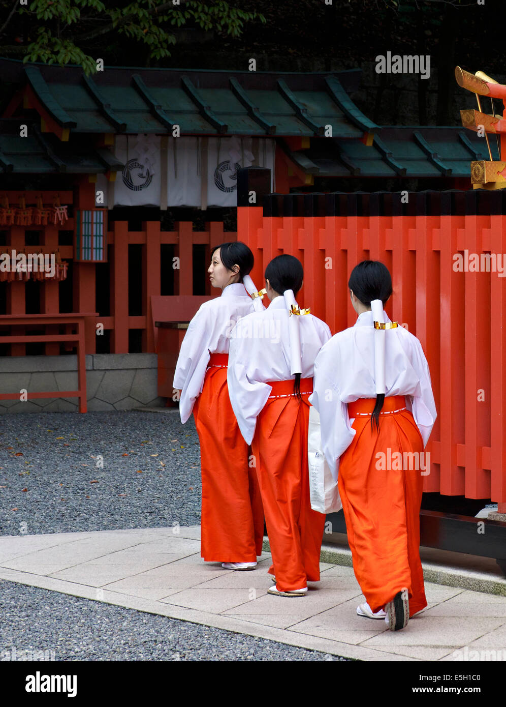 Miko a Fushimi Inari temple, Kyoto, Giappone. Foto Stock