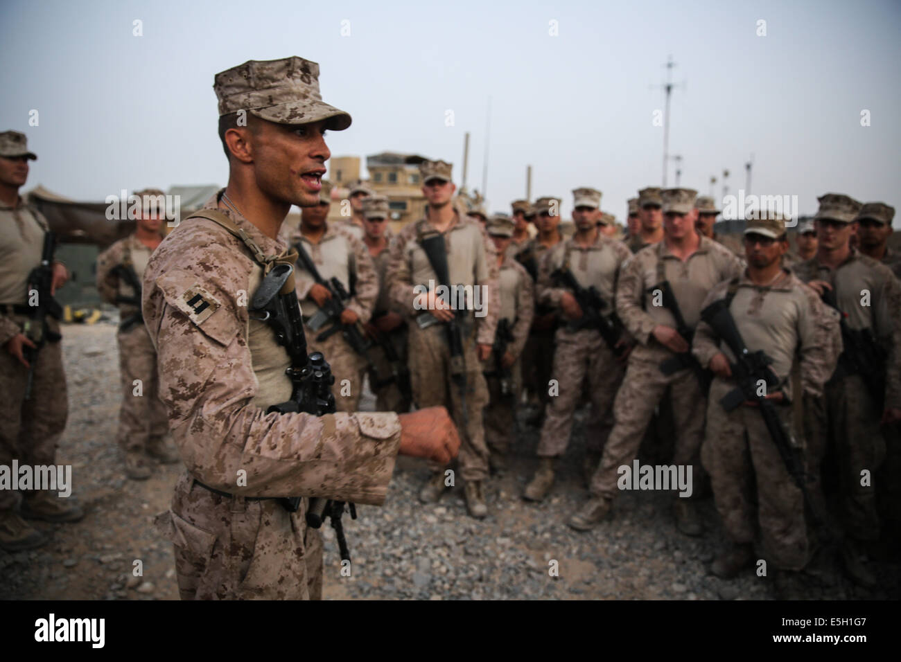 Stati Uniti Marine Corps Capt. James Reddinger, un comandante assegnato a Charlie Company, 1° Battaglione, 2° Reggimento Marine, Foto Stock