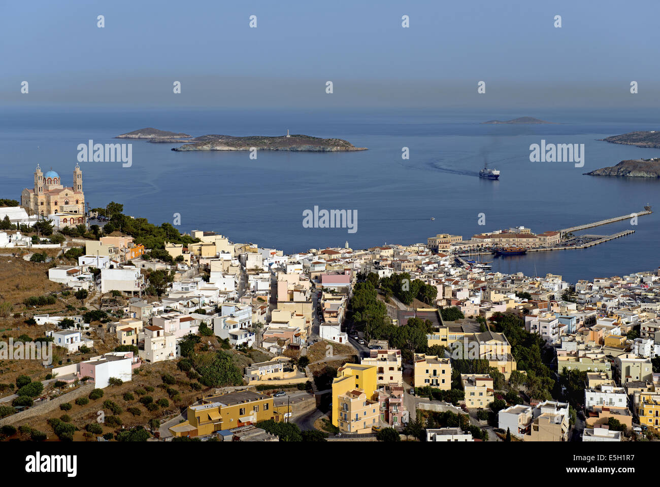 Vista dal di sopra della città di Ermoupoli- il capitale delle Cicladi-, in Syros Island, il mare Egeo, Grecia Foto Stock