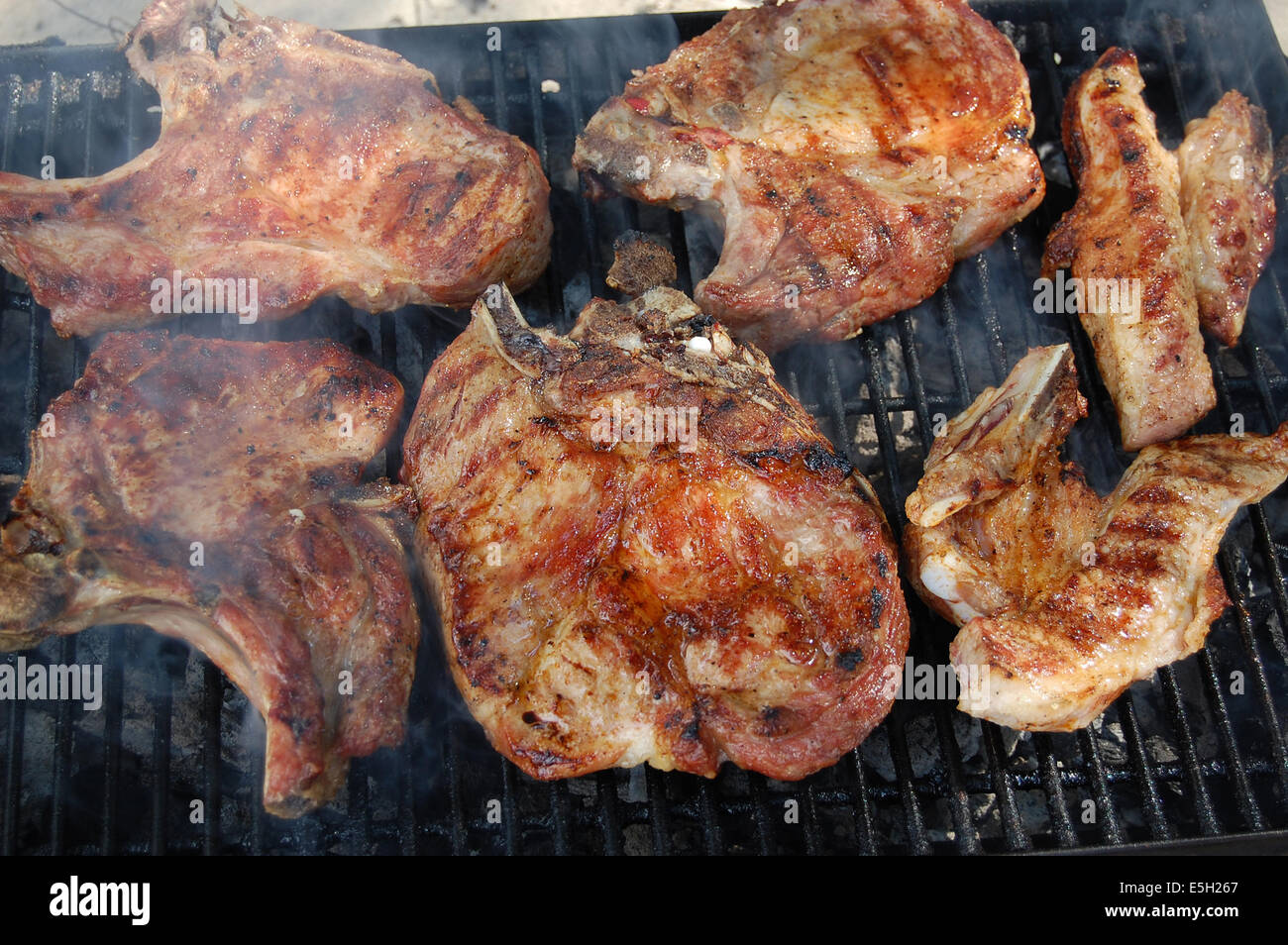 Carne e salumi e il kebab cotto alla brace e preparato per mangiare Foto Stock