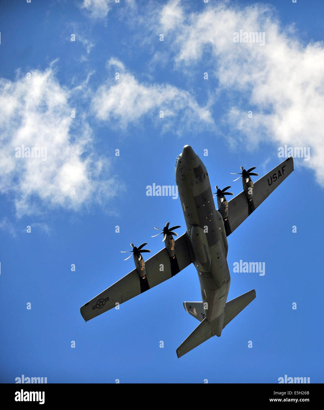 Un U.S. Air Force C-130J Super Hercules aeromobili basati a Ramstein Air Base, Germania, vola sopra Powidz Air Base, Polonia, 1 Luglio Foto Stock