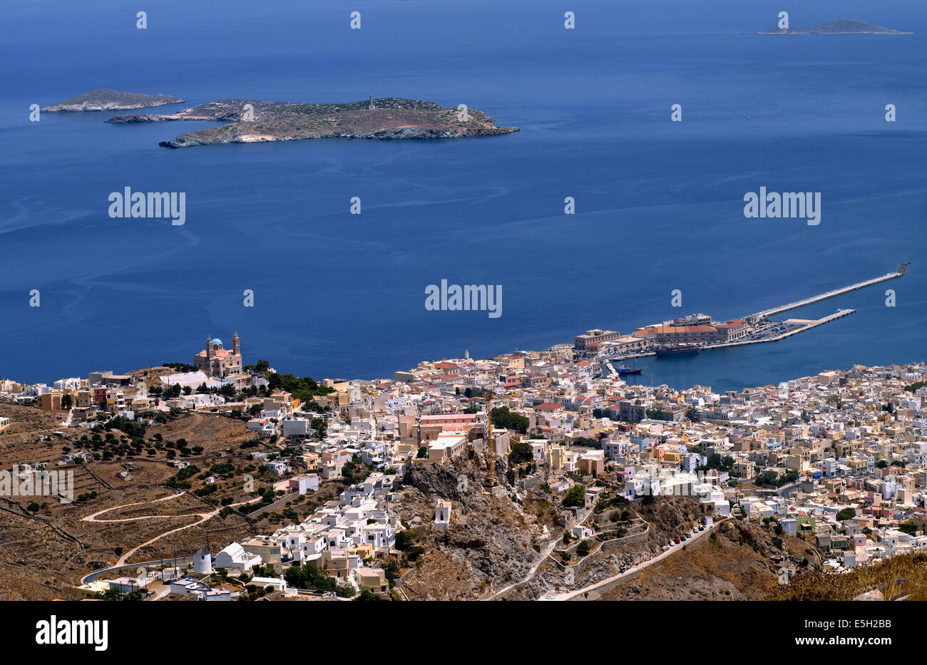 Vista dal di sopra della città di Ermoupoli- il capitale delle Cicladi-, in Syros Island, il mare Egeo, Grecia Foto Stock