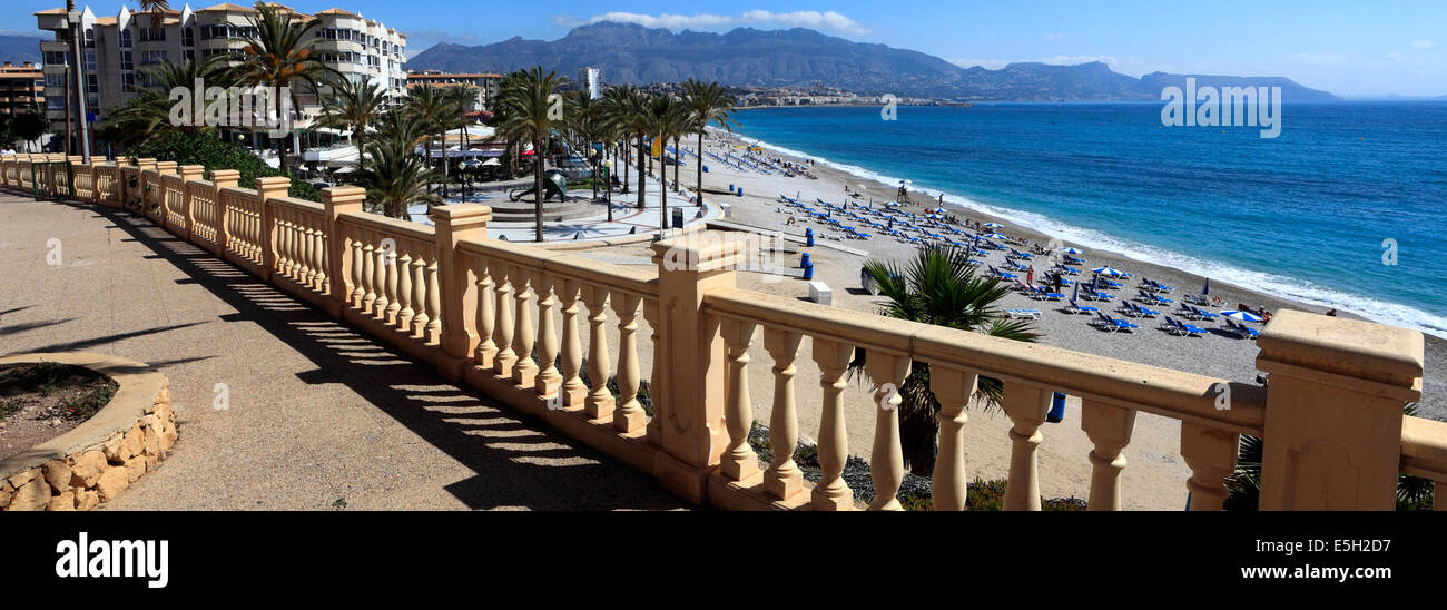 Vista sul lungomare e sulla spiaggia, città costiera di Albir, Costa Blanca, Spagna, Europa. Foto Stock