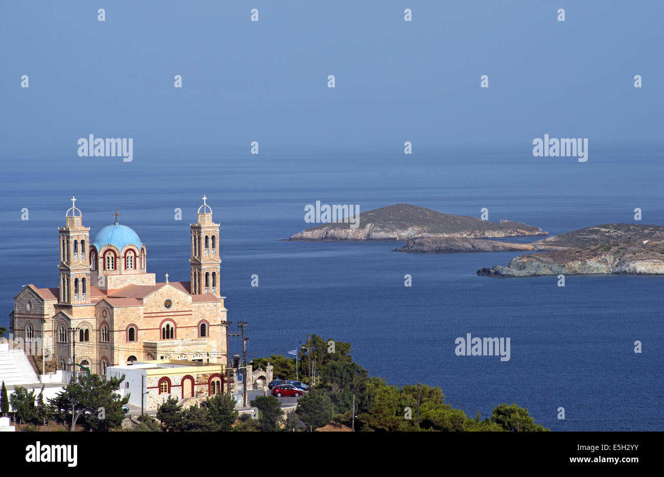 Le cupole blu chiesa di Saint Nicolas in città Ermoupoli fissando il profondo blu del mare Egeo, in Syros Island, Grecia Foto Stock