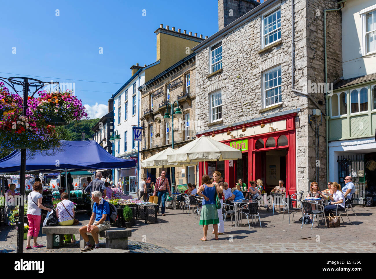 Negozi e caffetterie in Piazza del Mercato nel centro di Kendal, Lake District, Cumbria, Regno Unito Foto Stock