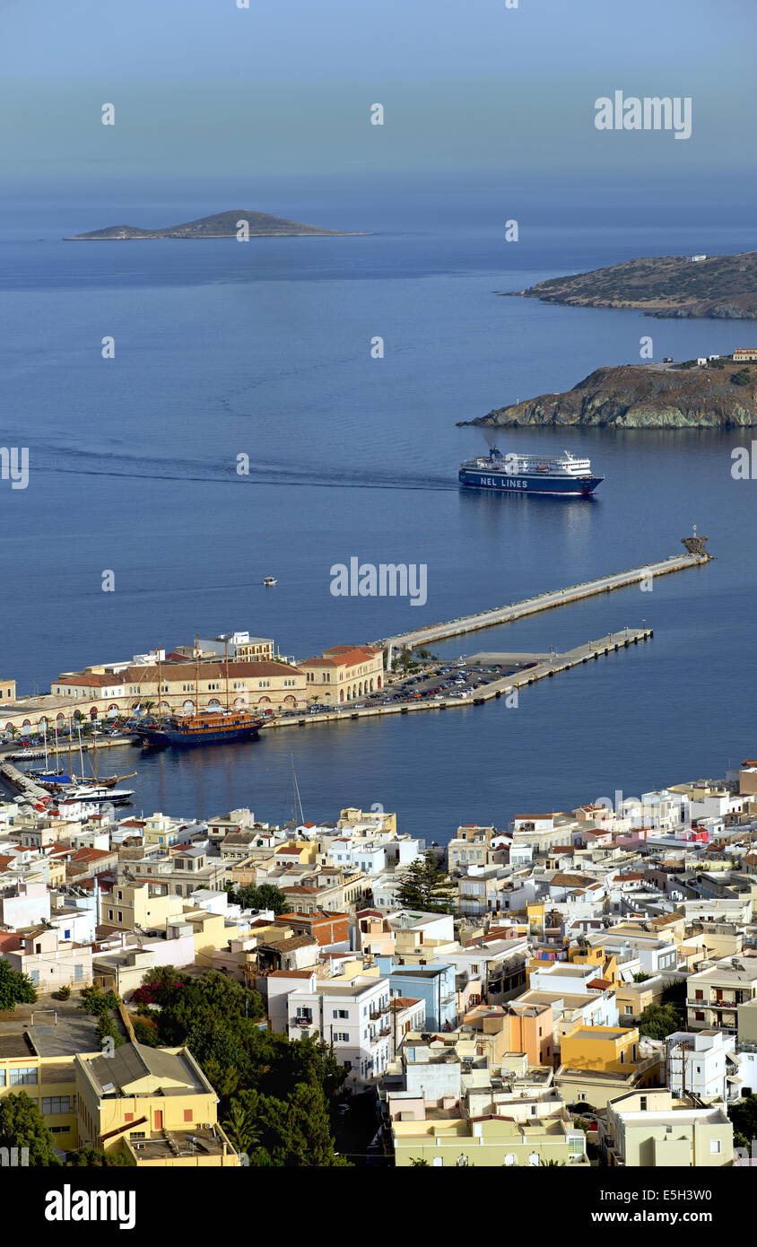 Vista dal di sopra della città di Ermoupoli- il capitale delle Cicladi-, in Syros Island, il mare Egeo, Grecia Foto Stock