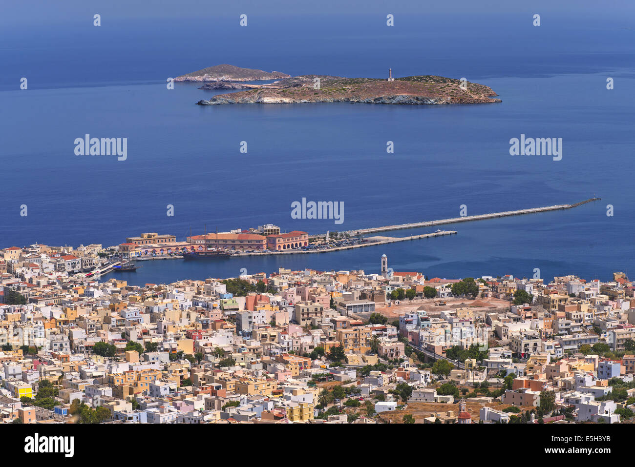 Vista dal di sopra della città di Ermoupoli- il capitale delle Cicladi-, in Syros Island, il mare Egeo, Grecia Foto Stock