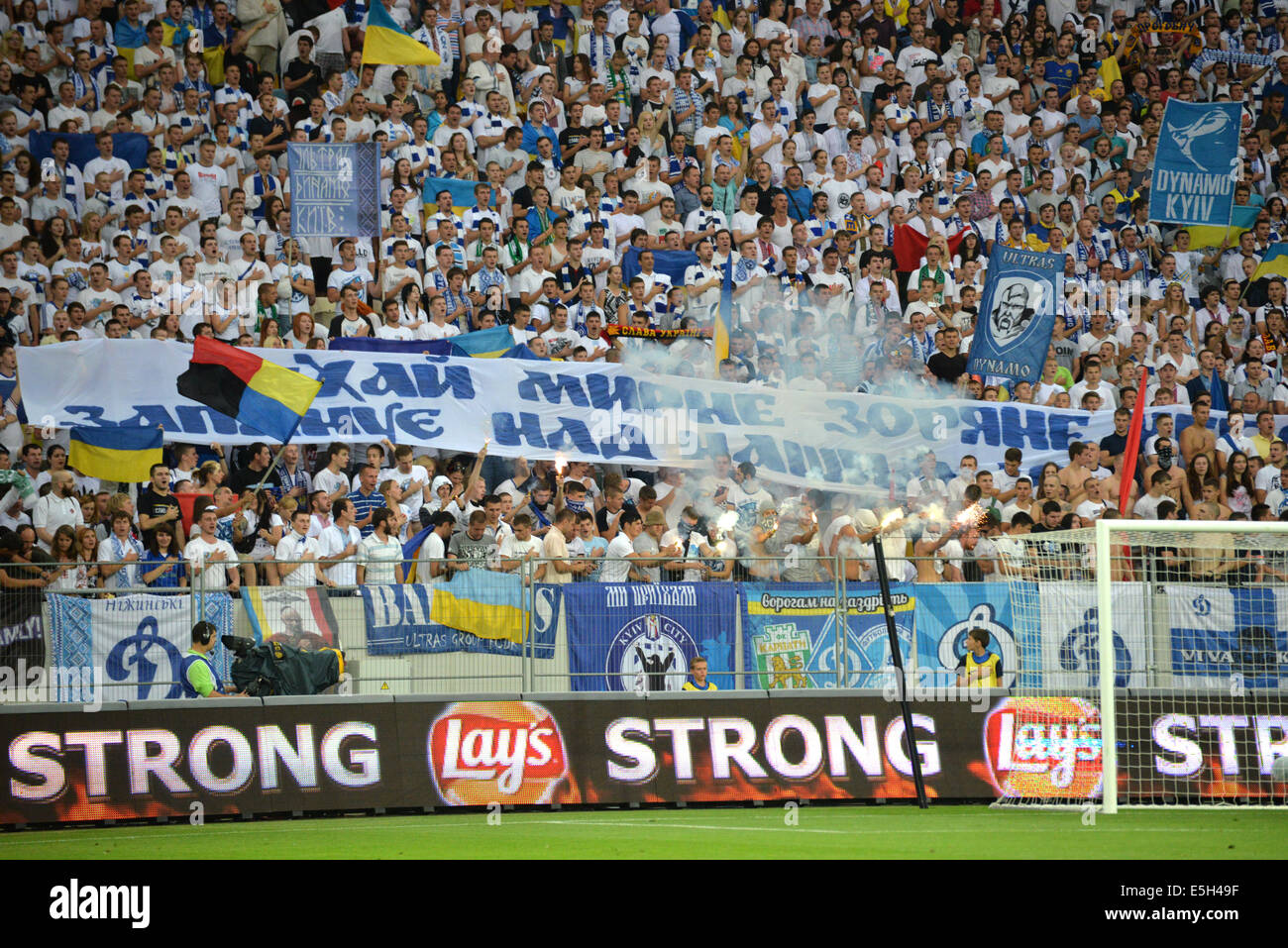 Banner della dinamo ultras durante la partita Inter tra 'Shakhtar' (Donetsk  City) e Dynamo (Kiev) Stadium Arena Lviv Foto stock - Alamy