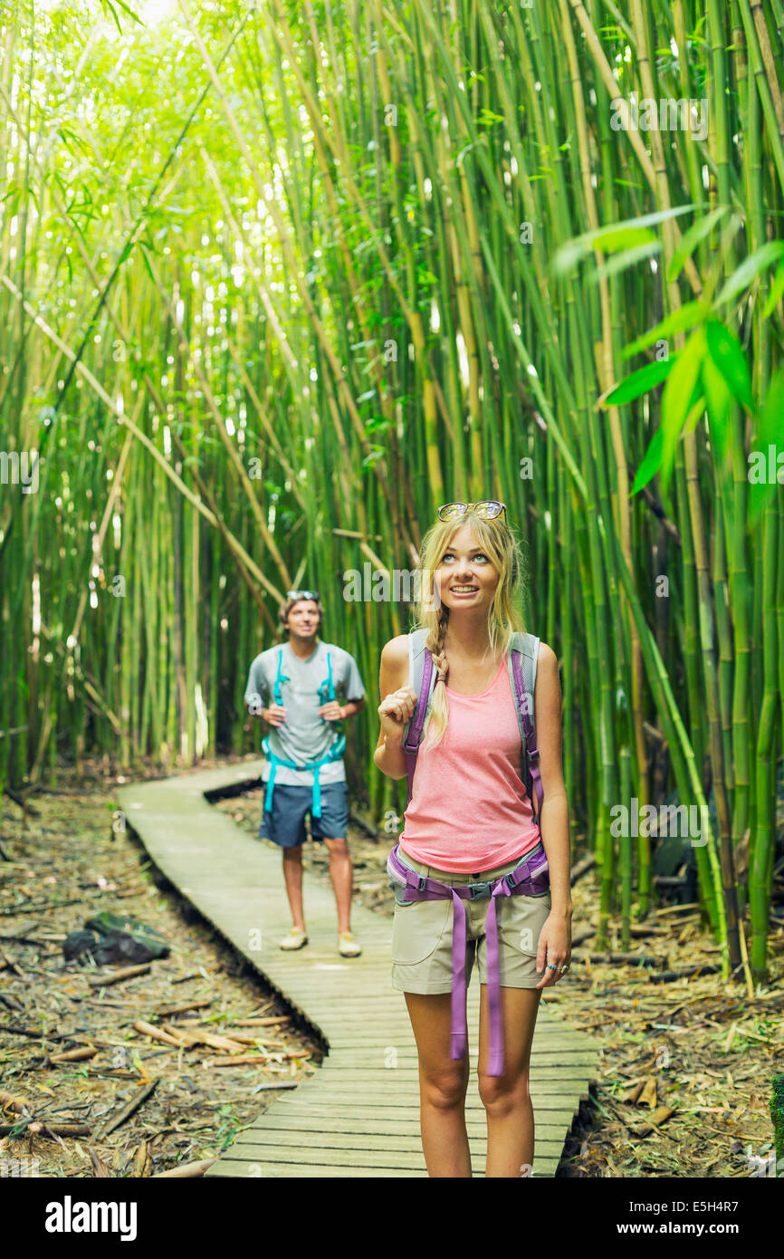 Matura per divertirsi insieme all'aperto sulla passeggiata attraverso la stupefacente foresta di bamboo trail. Foto Stock