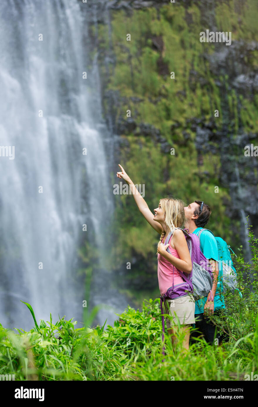 Matura per divertirsi insieme all'aperto sulla passeggiata di incredibile cascata in Hawaii. Foto Stock