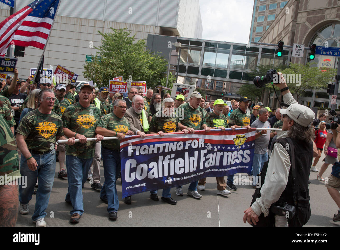 Pittsburgh, Pennsylvania, USA. I membri dei minatori uniti d America si sono stretti contro l'amministrazione Obama ha proposto di alimentazione pulito Act, che ridurrebbe le emissioni di carbonio limitando l'uso di carbone per generare elettricità. Credito: Jim West/Alamy Live News Foto Stock