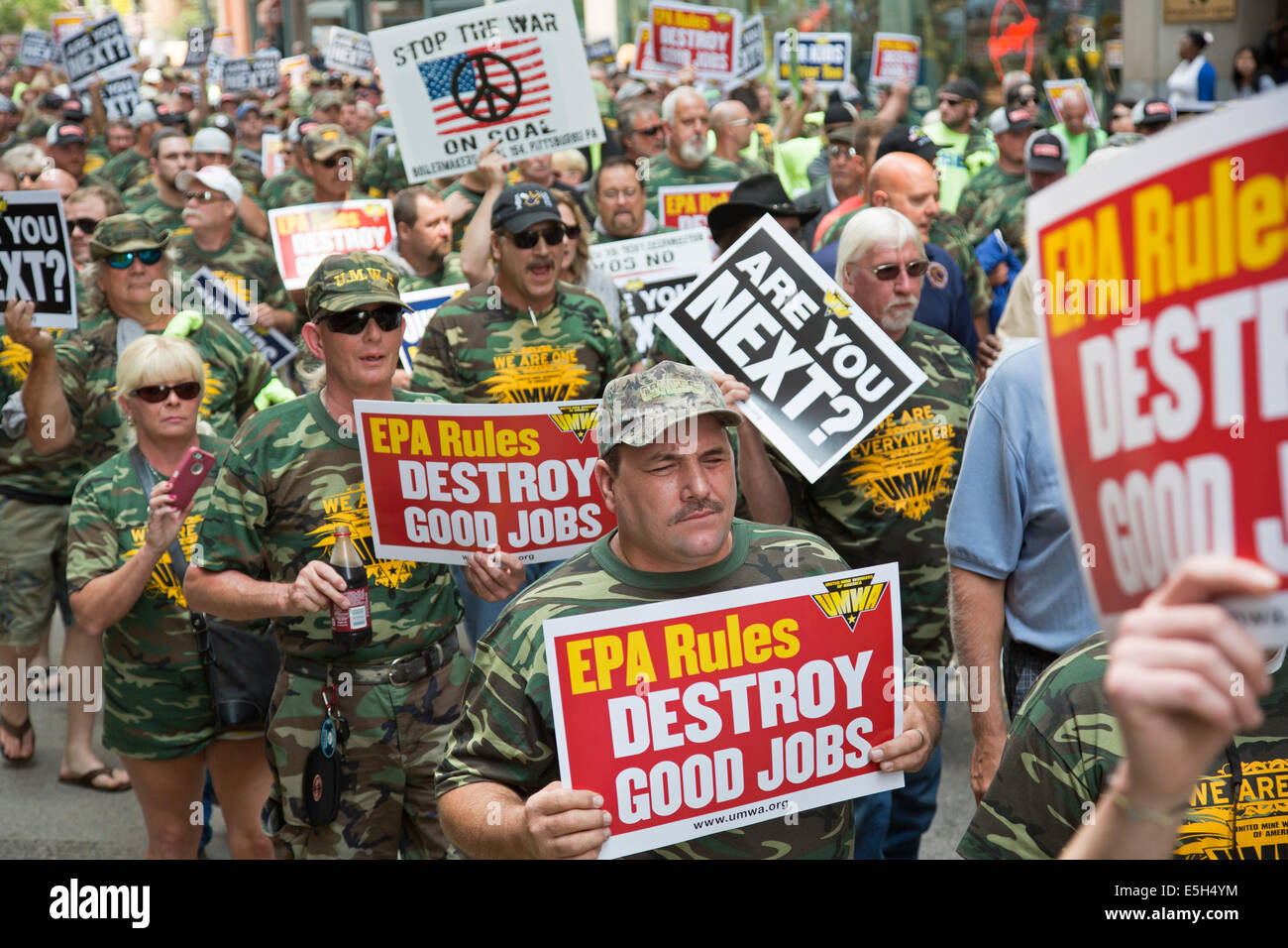Pittsburgh, Pennsylvania, USA. I membri dei minatori uniti d America si sono stretti contro l'amministrazione Obama ha proposto di alimentazione pulito Act, che ridurrebbe le emissioni di carbonio limitando l'uso di carbone per generare elettricità. Credito: Jim West/Alamy Live News Foto Stock