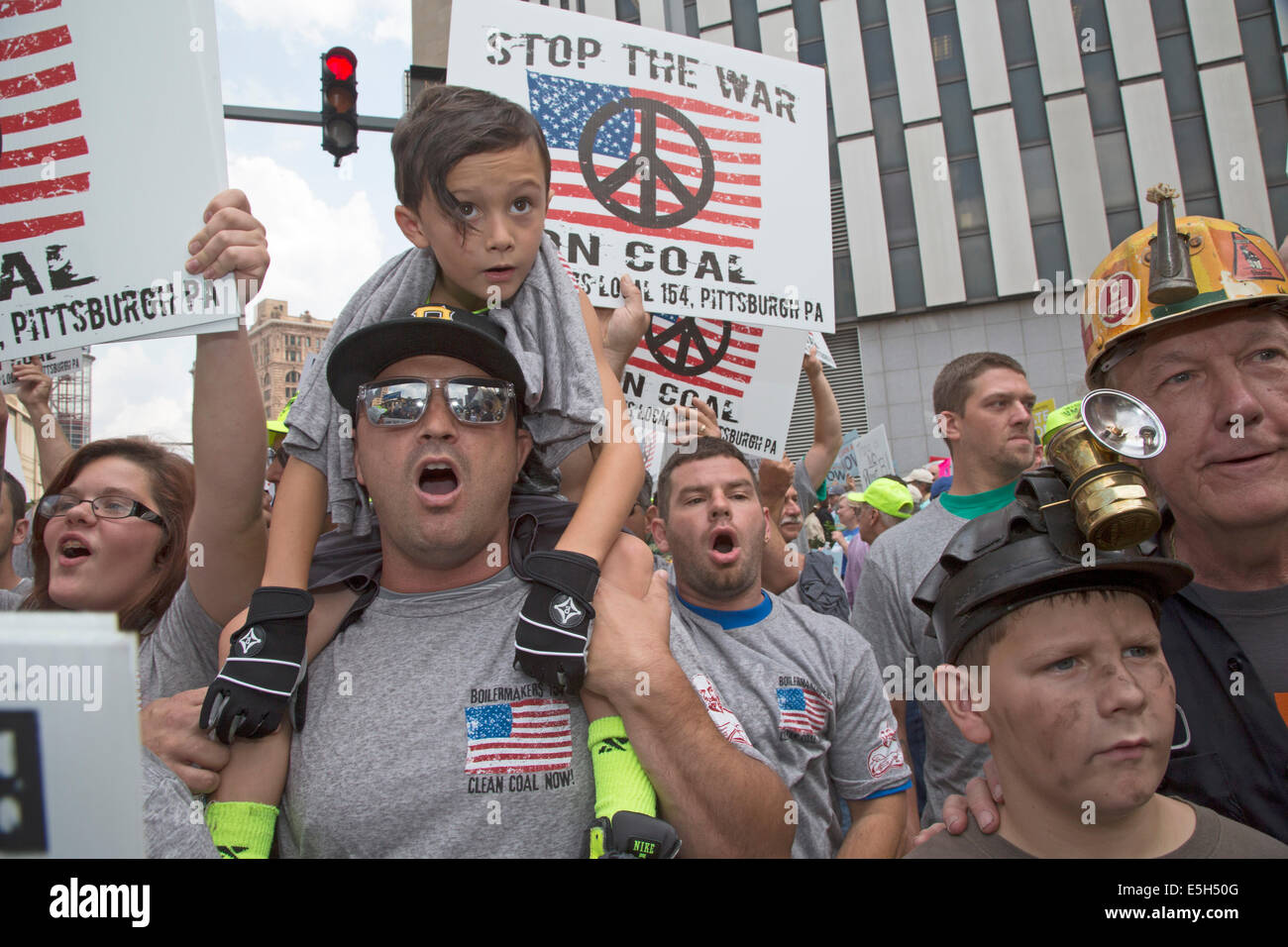 Pittsburgh, Pennsylvania, USA. I membri dei minatori uniti d America si sono stretti contro l'amministrazione Obama ha proposto di alimentazione pulito Act, che ridurrebbe le emissioni di carbonio limitando l'uso di carbone per generare elettricità. Credito: Jim West/Alamy Live News Foto Stock