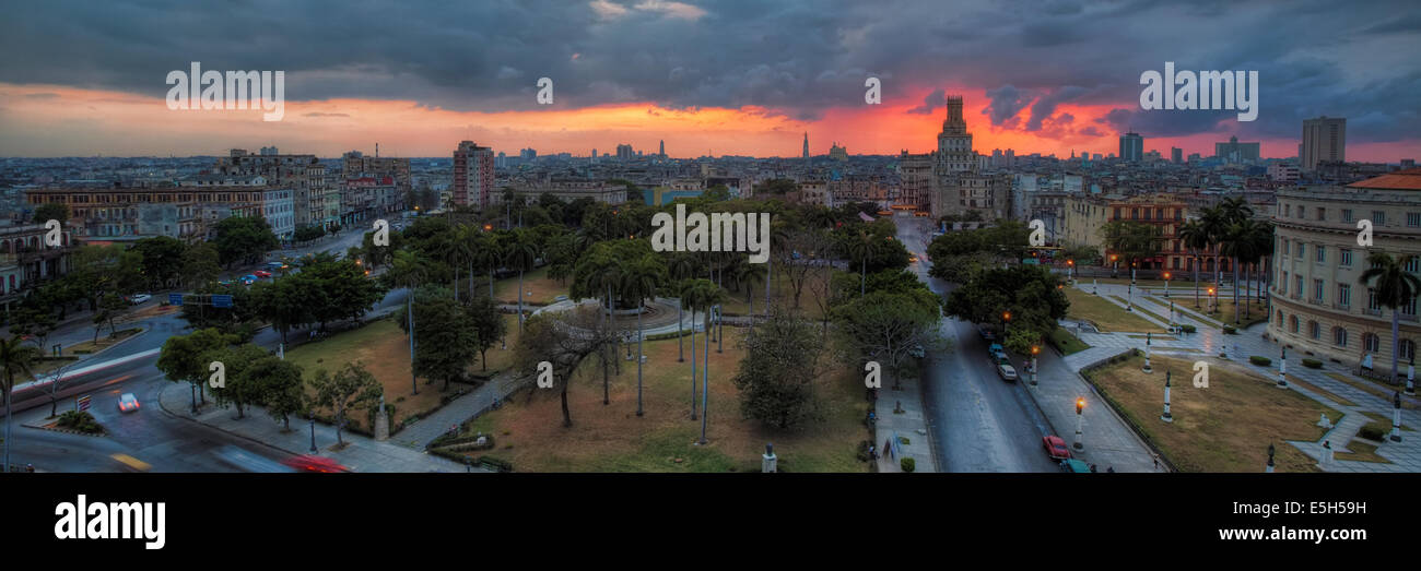 Vista su Havana, Cuba, al tramonto Foto Stock
