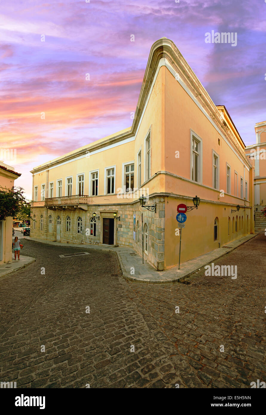 Il Centro Culturale Comunale di Ermoupoli, ospitato in un edificio storico progettato da Pietro Sampo (1863), in Syros Island Foto Stock
