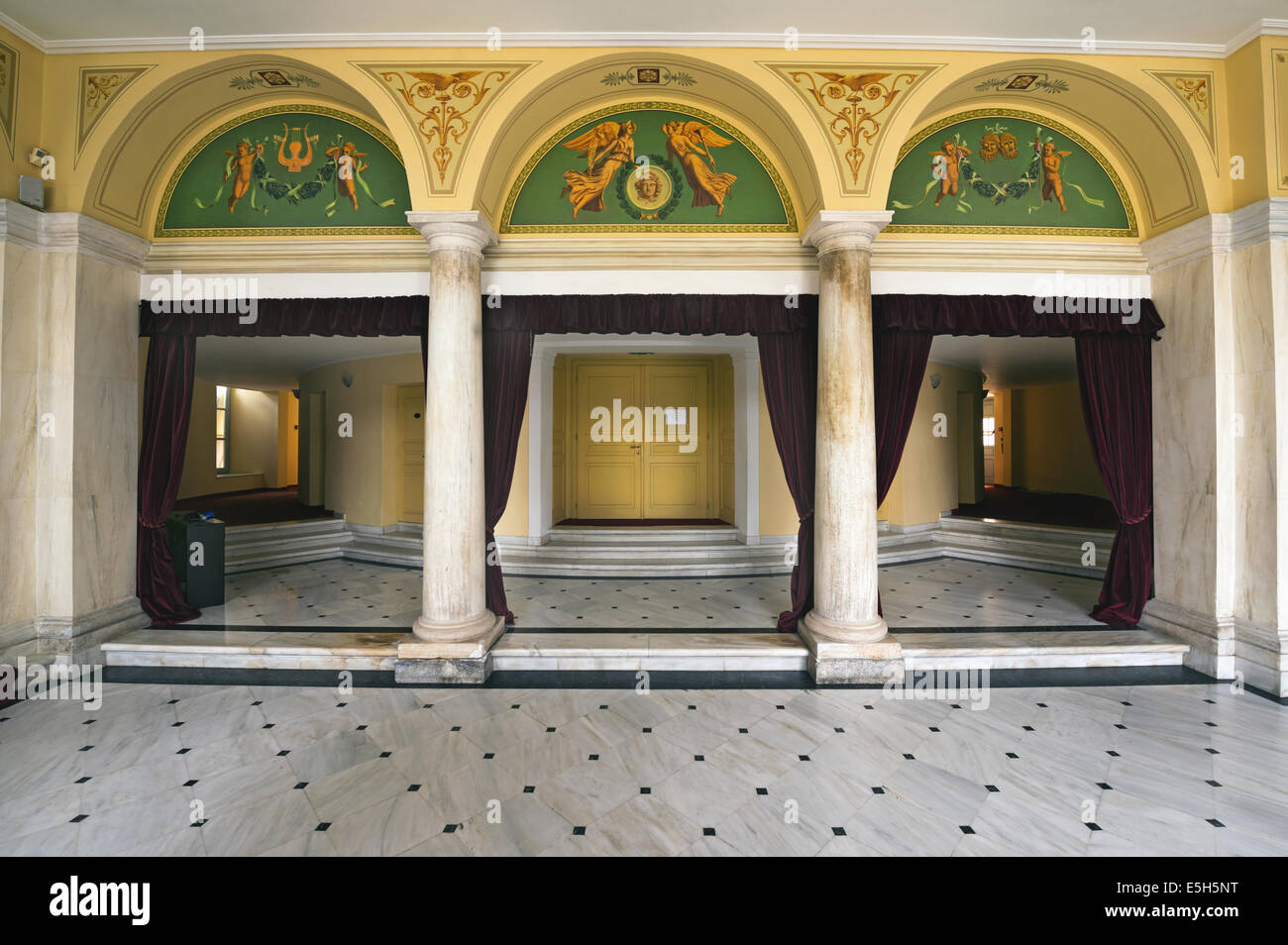 Vista interna di Apollo Theatre, reminiscenza del 'La Scala' opera house di Milano, nella città di Ermoupoli, Syros Island, CICLADI Foto Stock