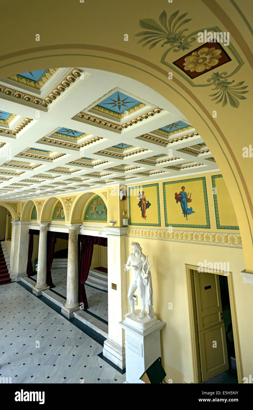 Vista interna di Apollo Theatre, reminiscenza del 'La Scala' opera house di Milano, nella città di Ermoupoli, Syros Island, CICLADI Foto Stock