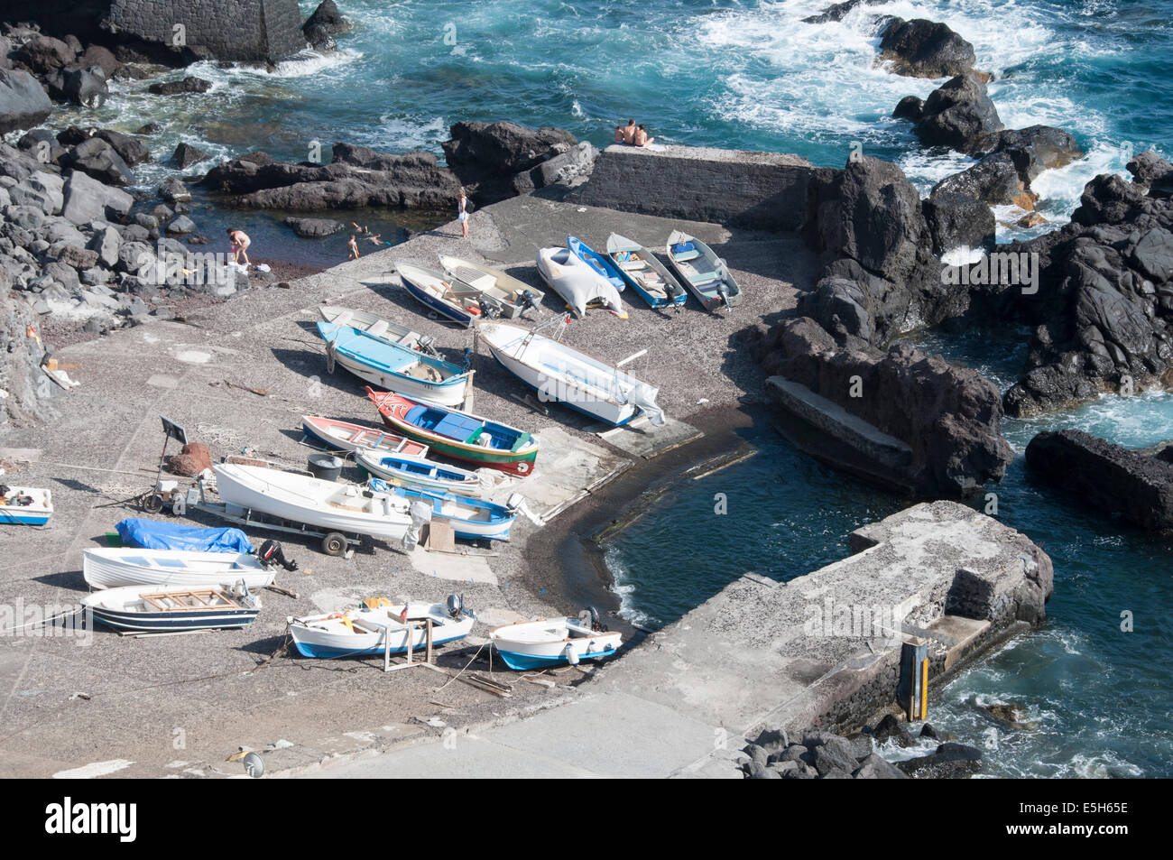 Stromboli e Ginostra, porto, il più piccolo porto d'Europa ,Isole Eolie,  Messina, Sicilia, Italia, Europa Foto stock - Alamy