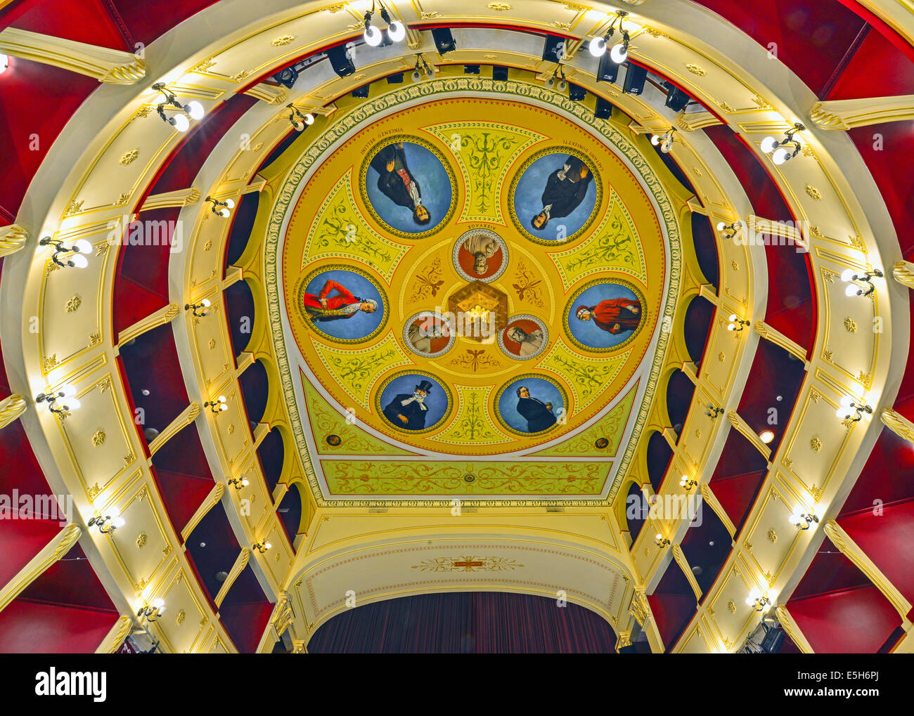 Vista interna di Apollo Theatre, reminiscenza del 'La Scala' opera house di Milano, nella città di Ermoupoli, Syros Island, CICLADI Foto Stock