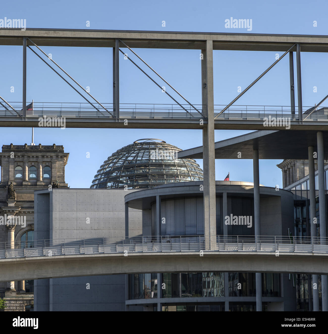 Il Reichstag (parlamento tedesco) dietro Paul-Loebe-Haus e ponte a Marie-Elisabeth-Lüders-Haus. Foto Stock