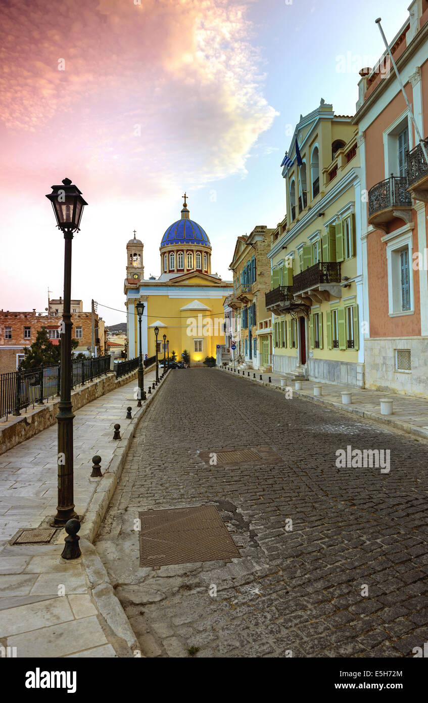 La chiesa di Agios Nikolaos (Saint Nicolas) nel quartiere Vaporia di Ermoupopoli città in Syros Island, Cicladi Grecia Foto Stock