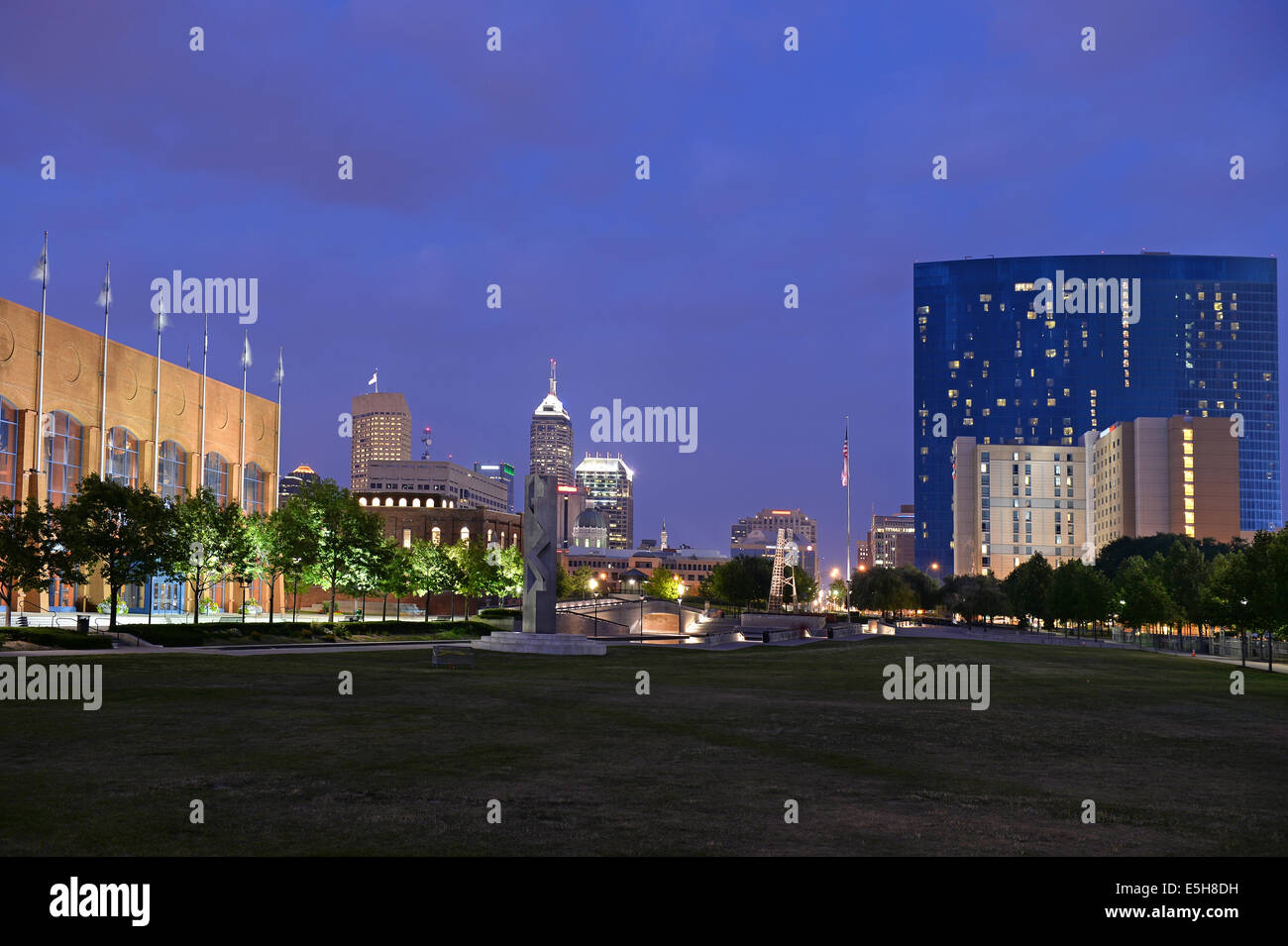 Skyline della città di Indianapolis al crepuscolo Foto Stock