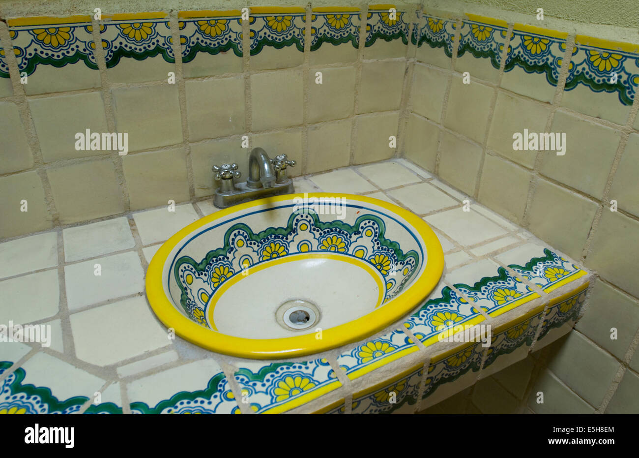 Talavera di piastrelle in ceramica e un lavandino in un bagno del Messico, Puebla, Messico Foto Stock