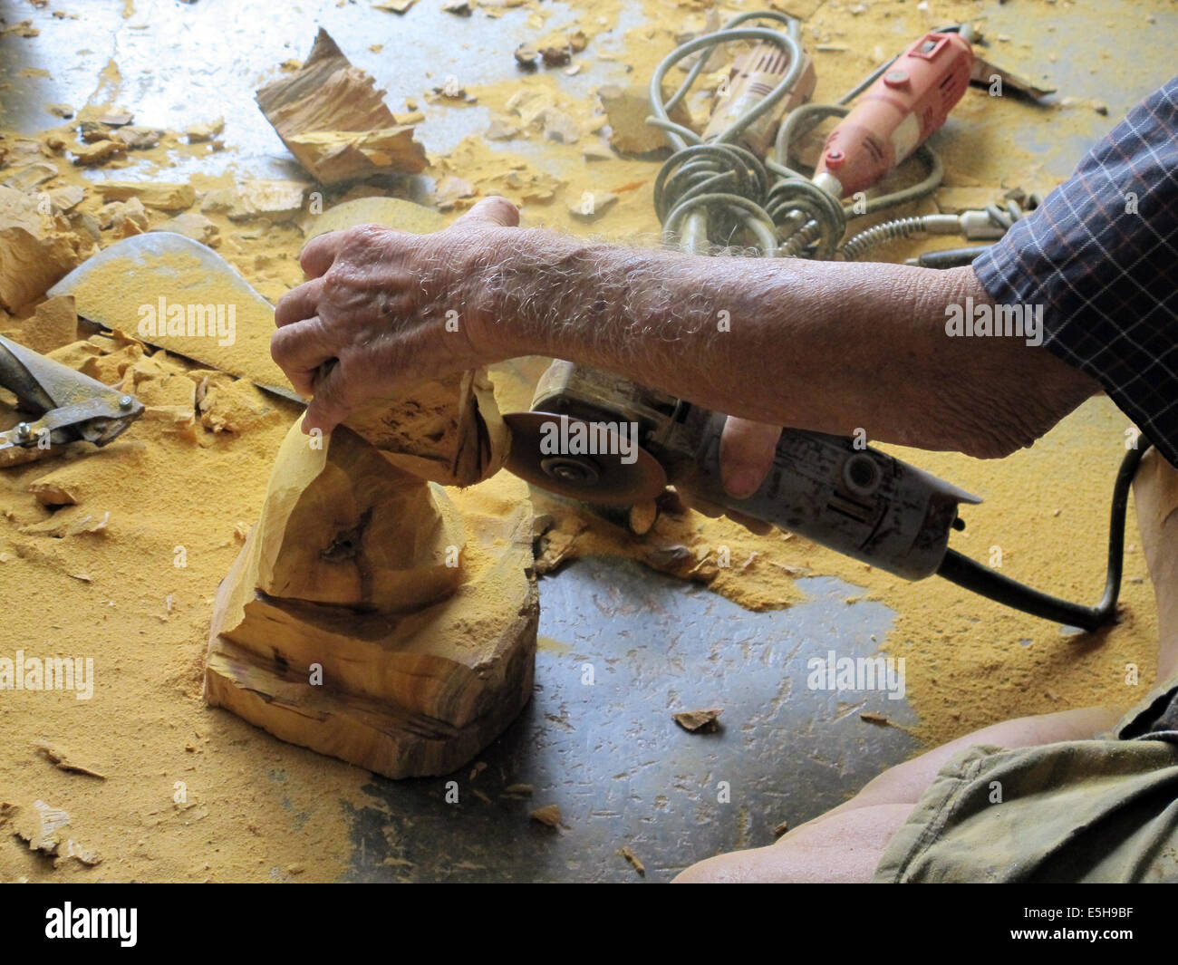 Carver uomo vecchio intagliare il legno figura il Buddha in Thailandia Foto Stock