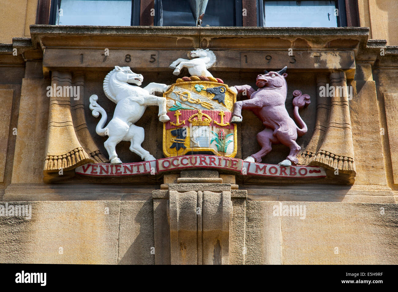 Il Royal Veterinary College RVC, Londra Bioscience Innovation Centre - Londra, Inghilterra - emblema in dettaglio Foto Stock