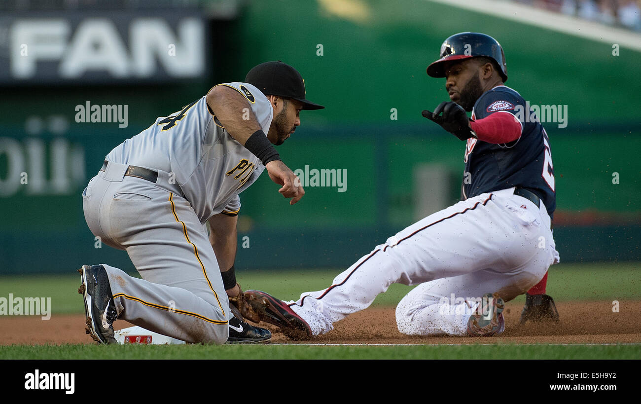 Washington DC, Stati Uniti d'America. Il 15 agosto, 2014. Cittadini di Washington center fielder Denard Span (2) è contrassegnato in terza base da Pittsburgh Pirates terzo baseman Pedro Alvarez (24) mentre si tenta di rubare durante il primo inning di gioco i loro cittadini a parcheggiare in Washington D.C, Venerdì, 15 agosto 2014. Credito: Harry Walker/Alamy Live News Foto Stock